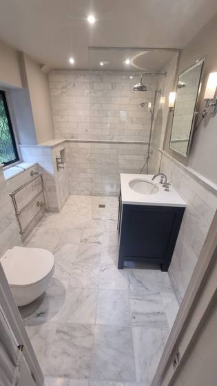 Walk-in shower room